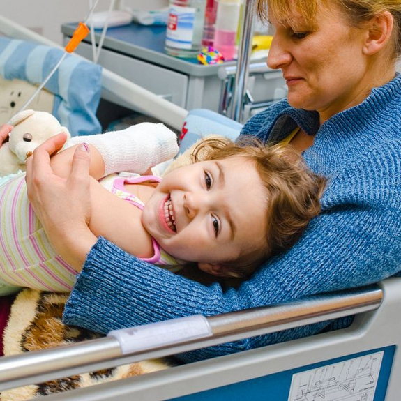 Frau_Kind_Krankenbett_klein